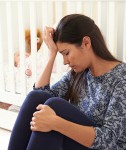 Mujer con pensamientos negativos