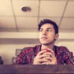 Joven angustiado con los resultados de sus exámenes